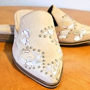 The Miim Shoes Women's Sz 7 Simone Casual Slip On Mules in Tan Leather applique